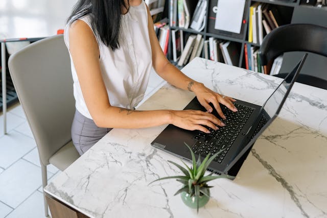 How to Start a Successful Business with Little to No Money in 2025